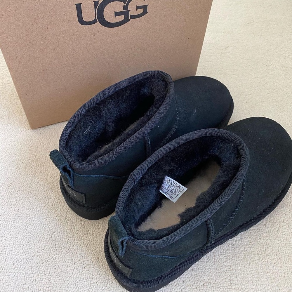 Black ultra mini UGG size 7